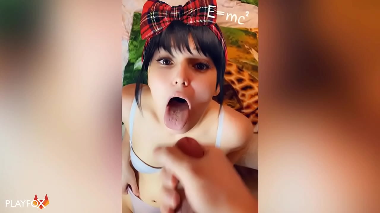 Une lycéenne reçoit son premier sperme dans la bouche de la part d'un camarade de classe.