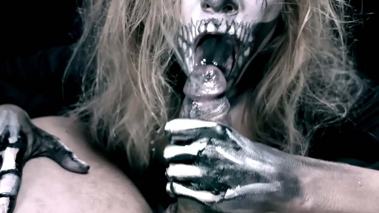 Une fille démoniaque suce une bite avec sa bouche noire et avale le sperme.