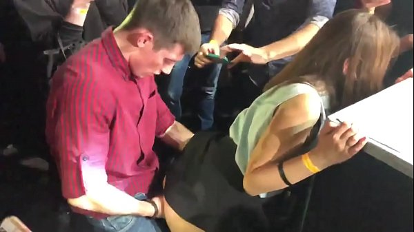 Sexe réel dans une boîte de nuit russe. Jeune fille russe de 18 ans baisée dans l'anus et le vagin dans une boîte de nuit.